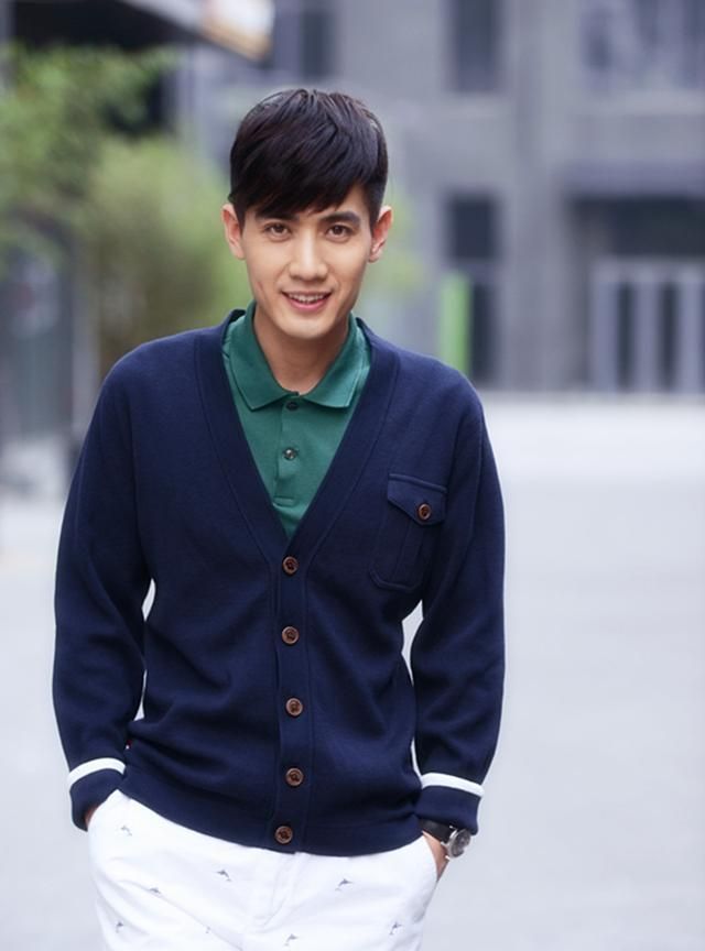 他曾跑龙套多年,33岁终成名,后娶制片人恩爱8年,今45岁成赢家