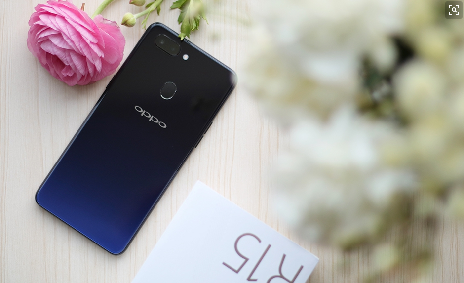 王俊凯手拿reno3 pro经典蓝定制版,"蓝友力"爆棚