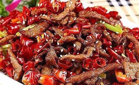 干煸牛肉丝:油亮焦酥,色泽红亮,做法虽简单粗糙,味道却很奇妙
