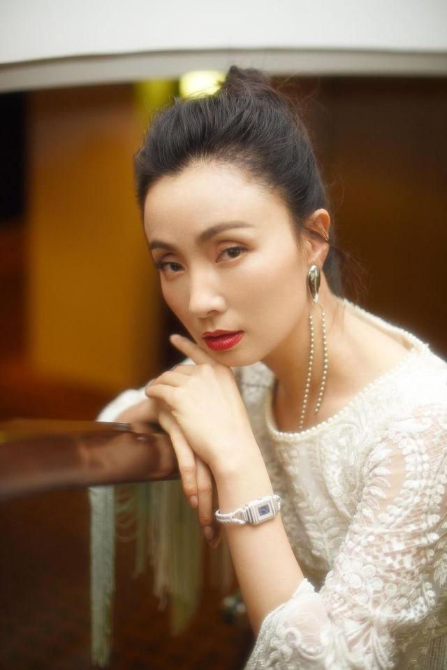 陶虹为何选择与徐峥结婚看到20岁照片后就懂了是帅气小鲜肉