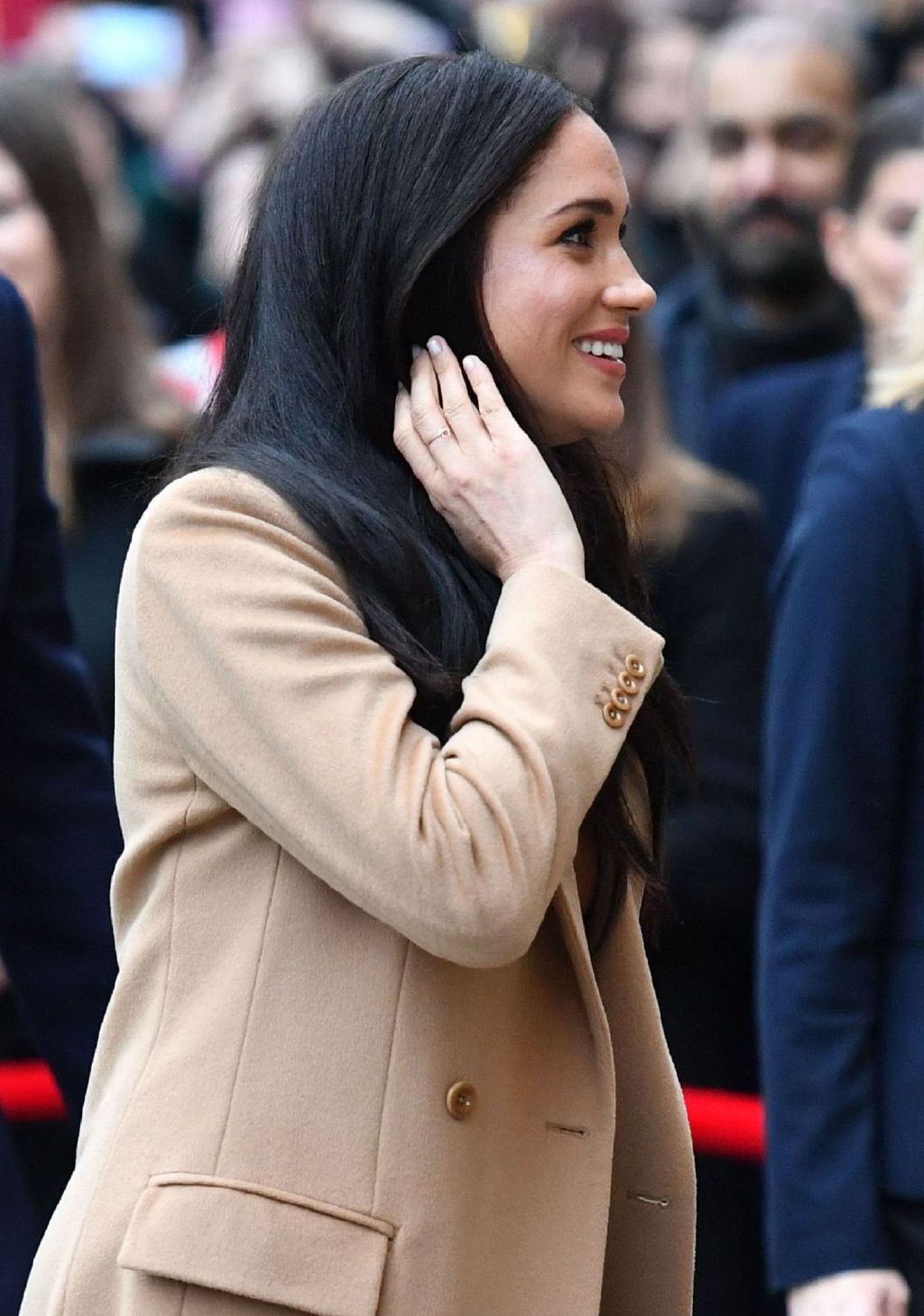 39岁梅根王妃亮相!产后6个月恢复超模身材,气质不输凯特王妃