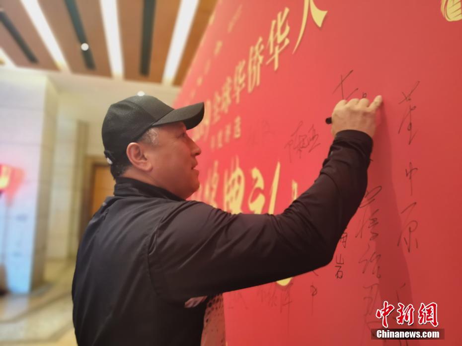 中国羽毛球队原总教练, 中国羽毛球协会顾问李永波签名留念.