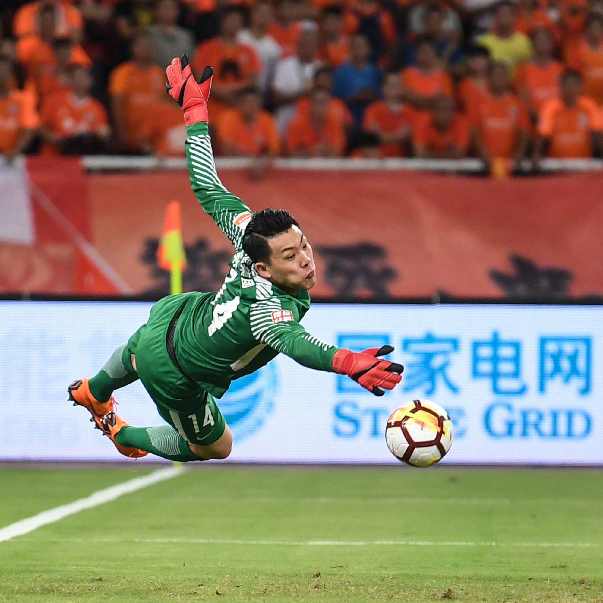 王大雷伤情曝光!妻子长文回应拒绝国足流言,骨折不手术 打封闭