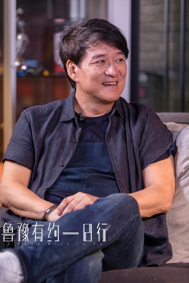 59岁周华健带混血儿子约鲁豫,两人穿同款,却被儿子"虎牙"抢镜
