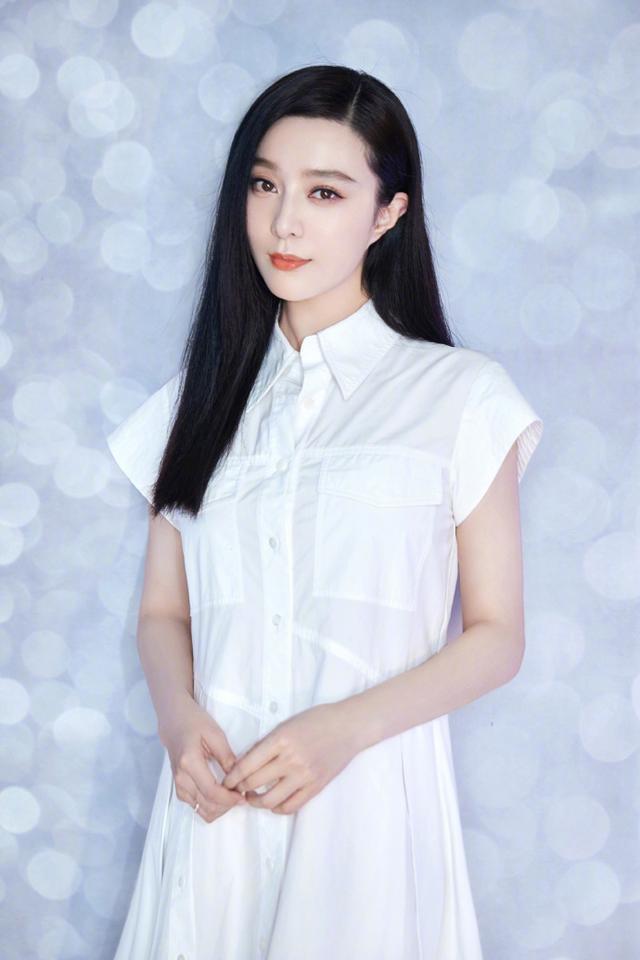 范冰冰穿白色长款羽绒服时尚又保暖,配九分裤露脚踝时髦不怕钻风