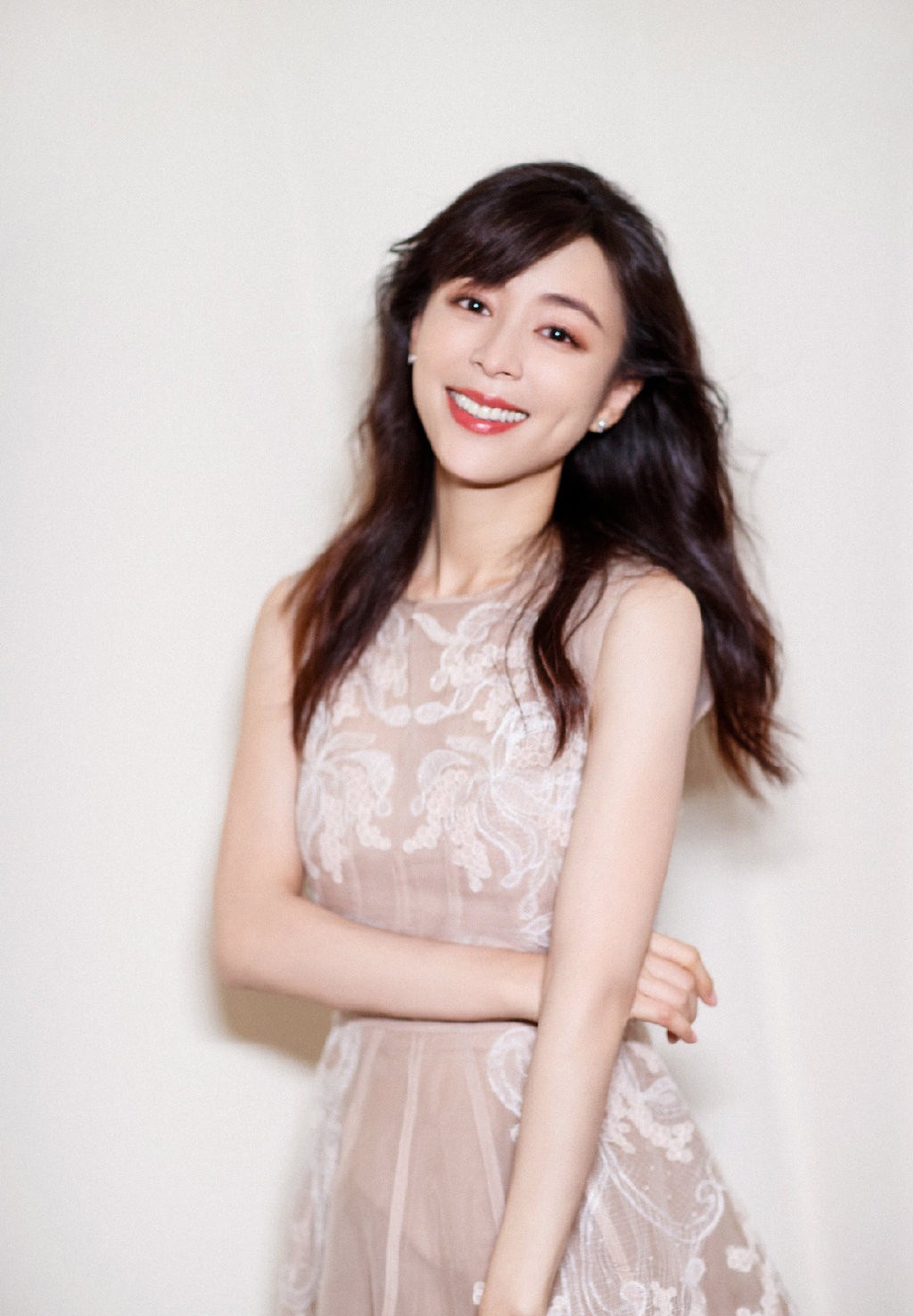 张静初真的快40?一袭裸粉刺绣薄纱裙,减龄效果完全没得说