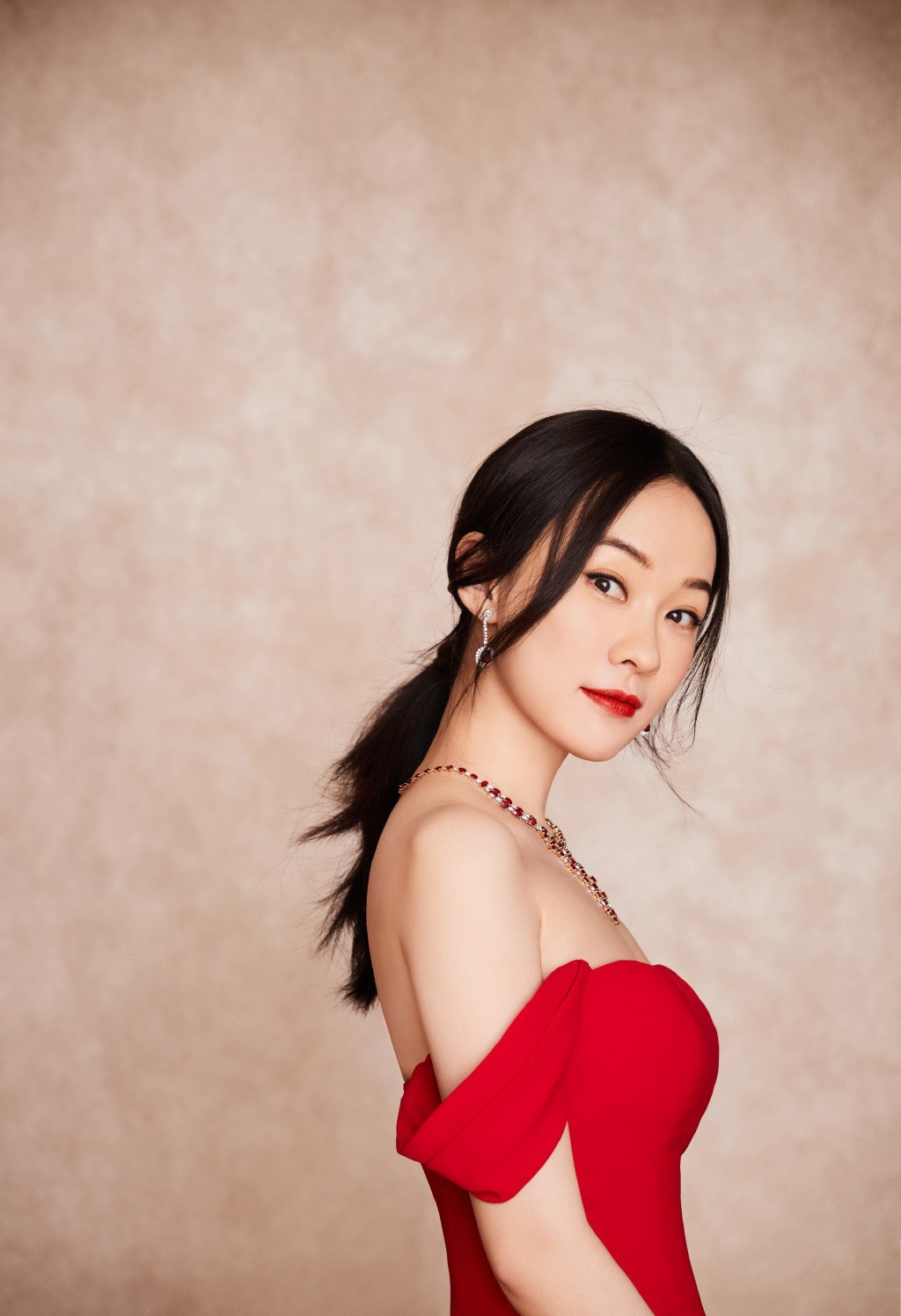 她隔空表白把老公感动哭,今穿露肩红色鱼尾裙,40岁秀s型身材|霍思燕