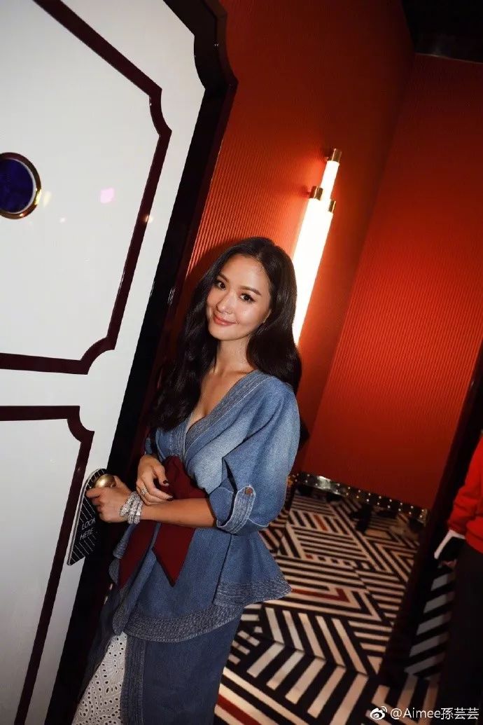 五官甜美身材辣,颜值家世碾压邱淑贞女儿