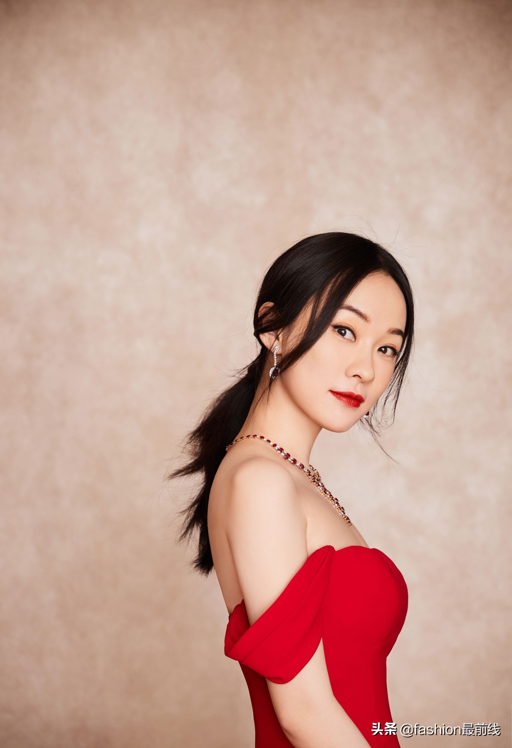 霍思燕身穿一袭红色一字肩拖尾礼服,优雅展露