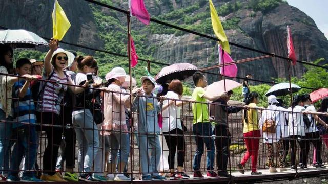 黑导游逼游客掏钱拒退,叫嚣:钱进我兜就没了