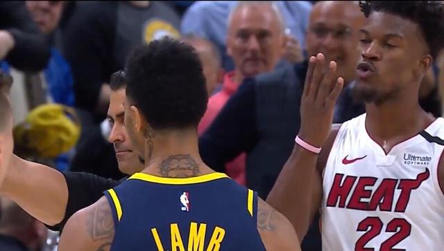 沃伦鼓掌嘲讽被驱逐离场,巴特勒转身献飞吻,笑容狡黠