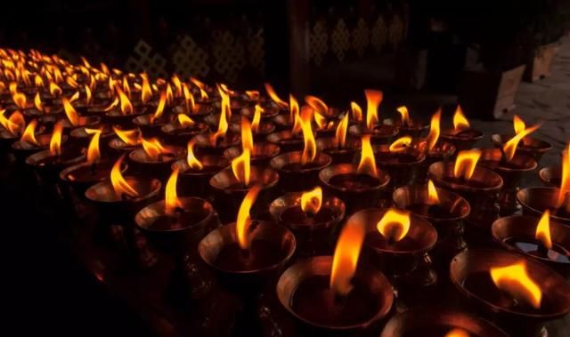 佛教改革家,格鲁派创始人 宗喀巴大师的逝世而举行的活动 在燃灯节前