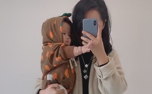 辣妈抱娃玩自拍火了萌娃歪头杀的那一刻心都被融化了