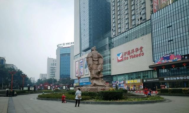 四川这个城市的雕像国际购物中心有文化支撑，三苏雕像有来源