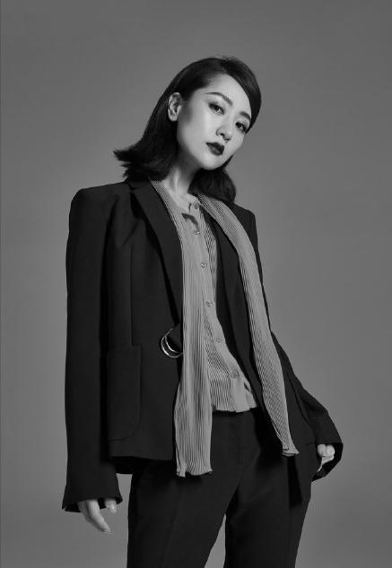 笔挺利落的垫肩设计增添新时代女性魅力,与霸气的口红色号相得益彰