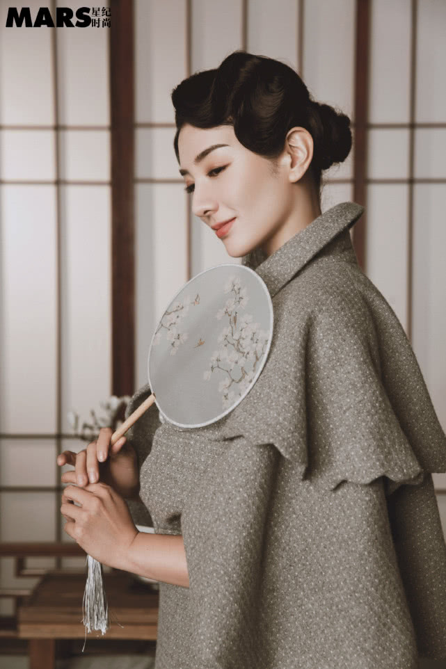 42岁黄奕又美回来了,复古民国风造型惊艳,眼神里全是戏