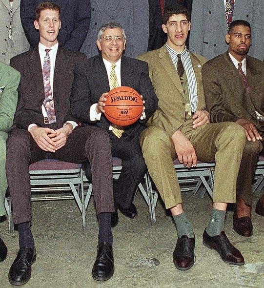 对比绿军中锋法尔姚明的成功就是奇迹不是个子高就能打nba