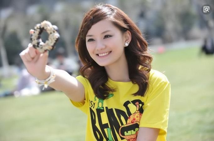 她曾比关晓彤还红,被父亲毁掉一生,今混到演配角混饭吃