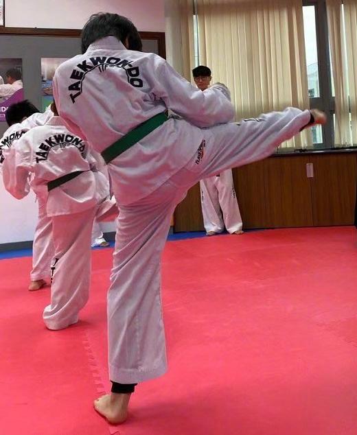 小奶娃成男子汉林志颖晒儿子跆拳道考试照kimi段位引热议