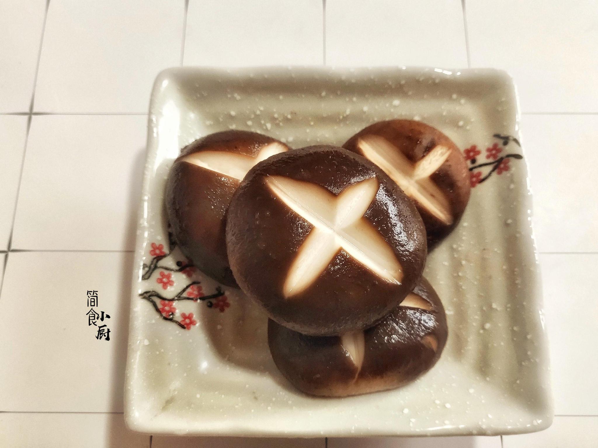 省水省火哦~香菇去蒂洗净后,在顶部切个十字小花刀;焯烫油菜的开水不