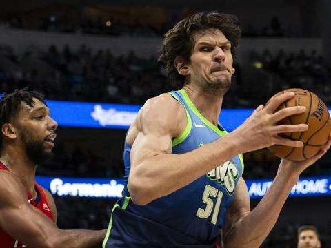 221cm博班晒出自己魔鬼筋肉背肌,矮70cm娇妻这样称赞他