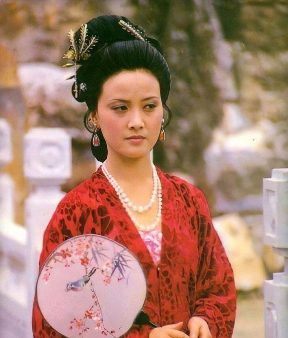 鲍二媳妇能和贾琏偷戏,为何被发现后却自杀了?你看她自己咋说的