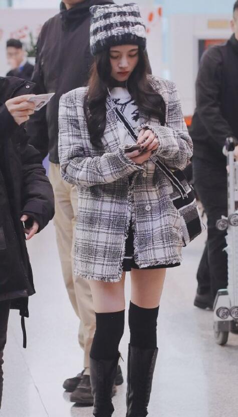 鞠婧祎太会穿,西装 短裤 过膝袜时髦又减龄,太适合小个子