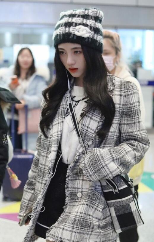 鞠婧祎太会穿,西装 短裤 过膝袜时髦又减龄,太适合小个子