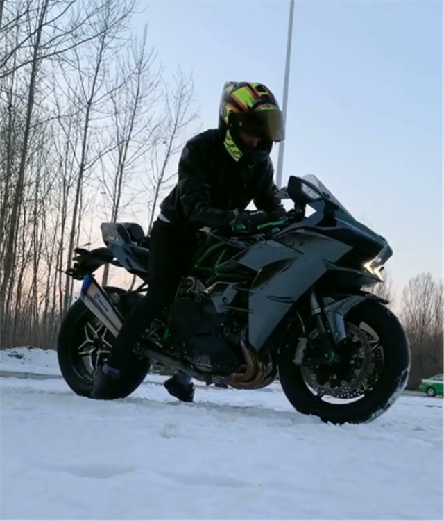 雪天实拍川崎h2,车价36万,车主未改雪地胎,车打滑根本开不了