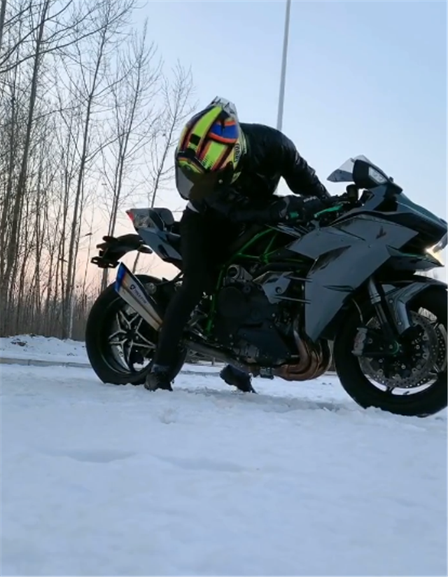 雪天实拍川崎h2,车价36万,车主未改雪地胎,车打滑根本开不了