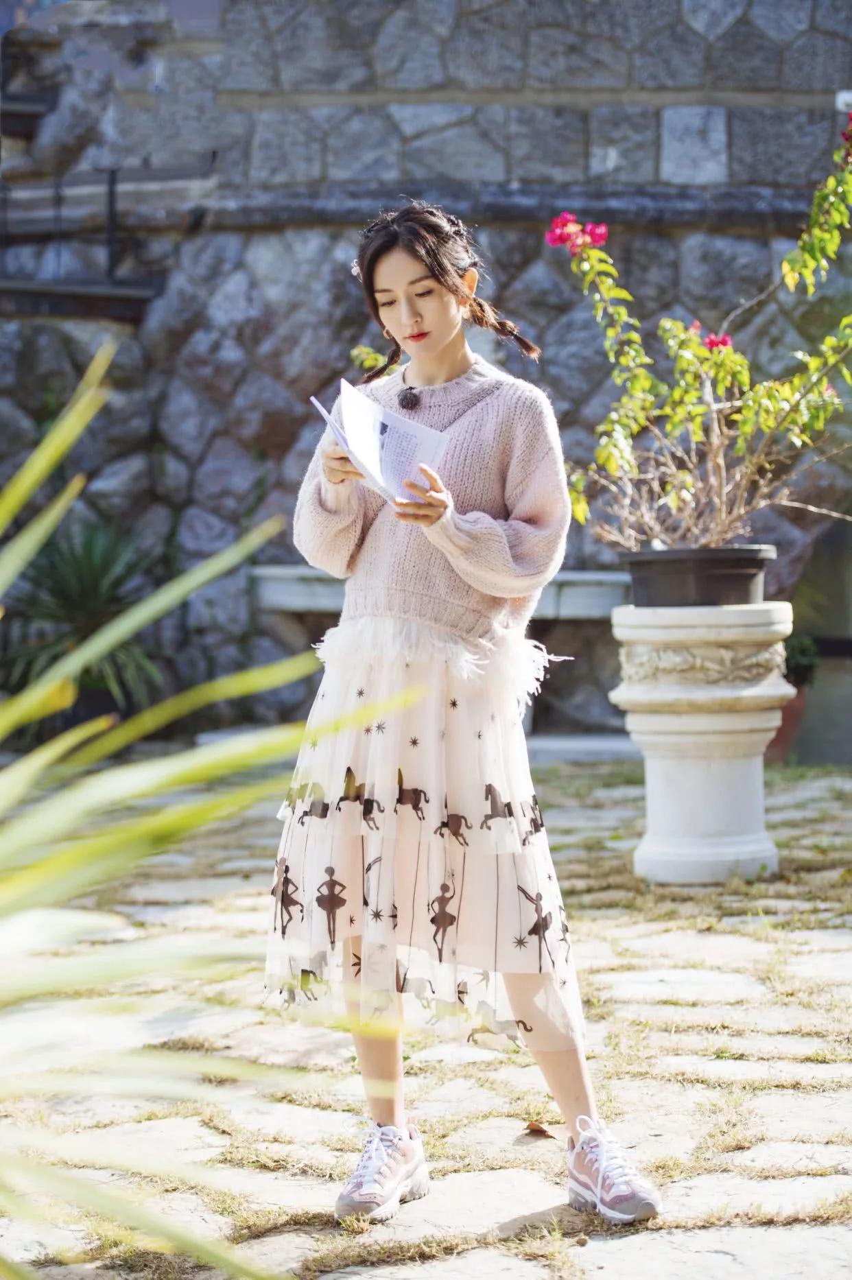 39岁谢娜穿条纹长裙演绎异域风情,梳七彩脏辫配橘色开衫,太显嫩