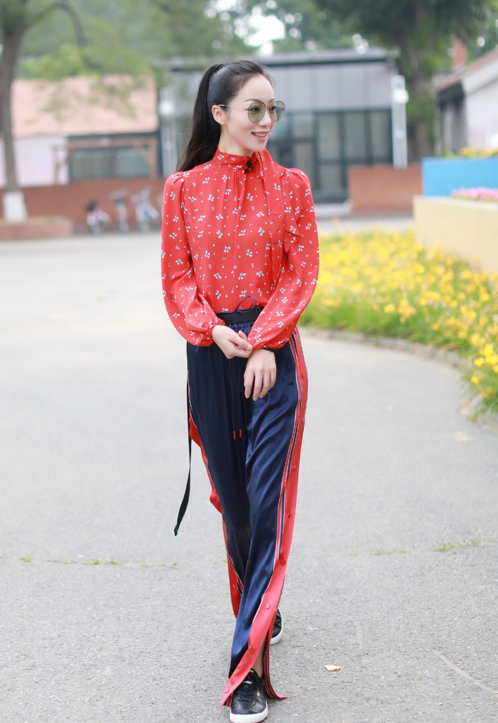 37岁韩雪出席活动,穿红色斜肩长裙配卷发,优雅明艳女人味十足