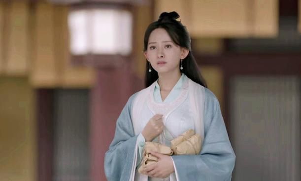 也是沈家小姐为言冰云档剑,言冰云才能在沈重的剑下存活下来.