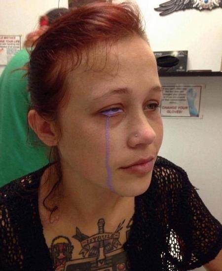 女子作死挑战在眼球上纹身,然而造成的后果却让她后悔不已