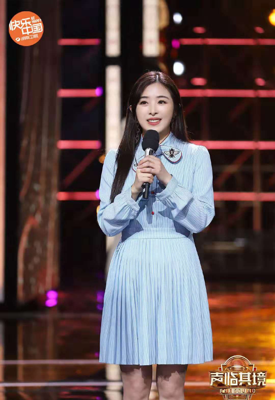 张含韵录制《声临其境》,一袭小蓝裙清新又减龄,真有30岁了?