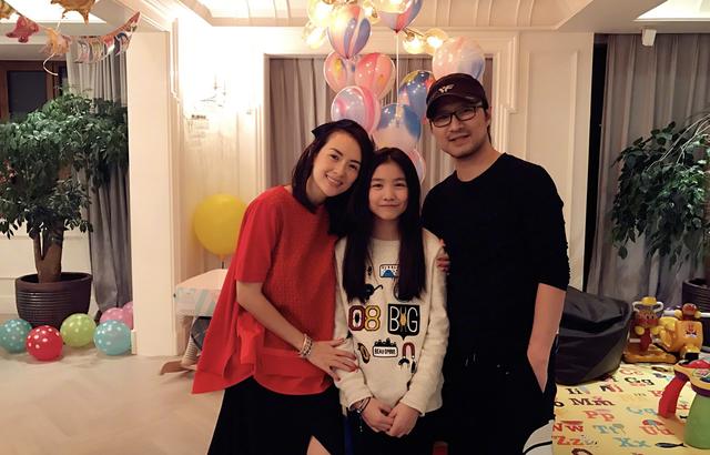 汪峰陪章子怡美國坐月子，大女兒熙熙獨留家中，邊彈邊唱畫風甜美