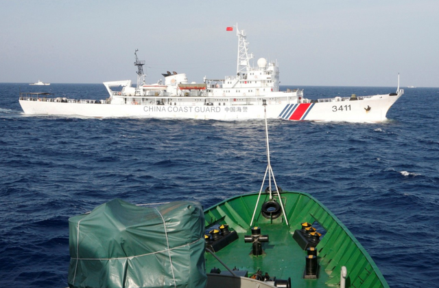 中国海警船护卫渔船作业,印尼军舰宣布不会开火:否则将掉入圈套