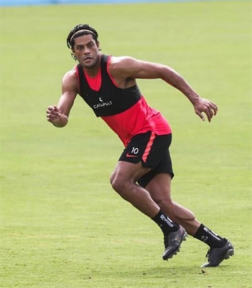 露出结实的胸肌和腹肌,此外,胡尔克的上肢力量,以及粗壮的大腿,小腿