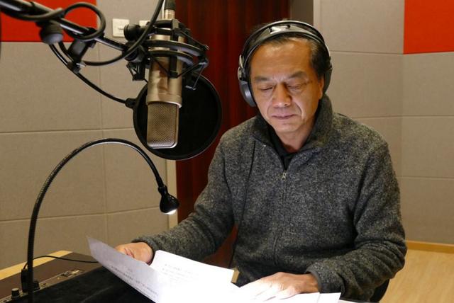 央视前最帅主播薛飞,头发花白显老态,状态好气质不减当年