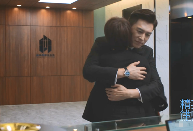 无论是贺涵唐晶还是罗槟扬帆,一看就是精英范儿,两个人一见面就拥抱