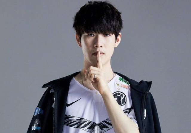 ig公布成员定妆照,theshy化身战队"大佬"