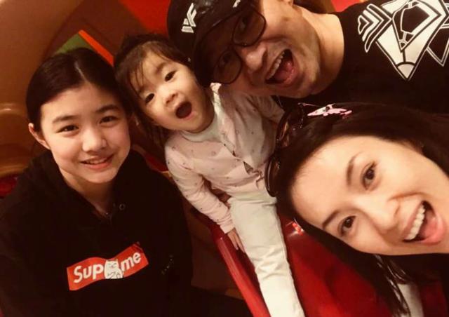 汪峰陪章子怡美國坐月子，大女兒熙熙獨留家中，邊彈邊唱畫風甜美