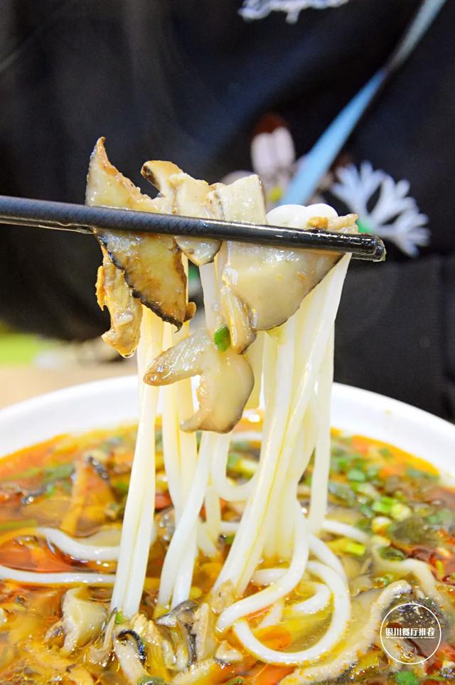 香菇鸡丝米粉,映入眼帘的就是铺的满满的鸡丁,葱花香菜辅佐,隐隐约约