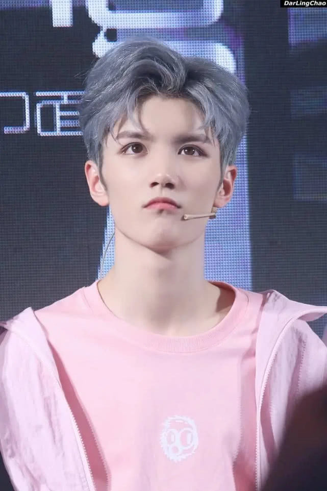 易烊千玺唇酒窝被夸吴彦祖同款帅哥标配,照片放大后疑似肉瘤增生