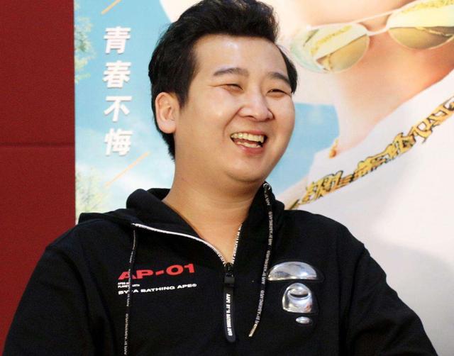 童星小叮当晒近照,30岁两鬓已变秃?做鬼脸连拍却被吐槽油腻