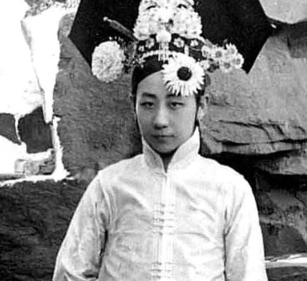 老照片再现清朝格格的真实样貌,图二深得慈禧喜爱,最后一位最美