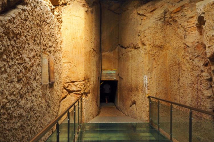 1957年西安现九岁小女孩墓,墓葬饰品极其豪华,石棺宛如一座宫殿