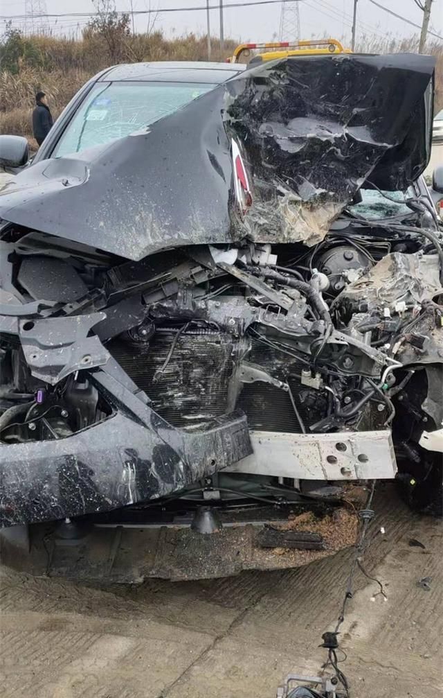 红旗h7迎面对撞大货车,看看国产车的质量如何?