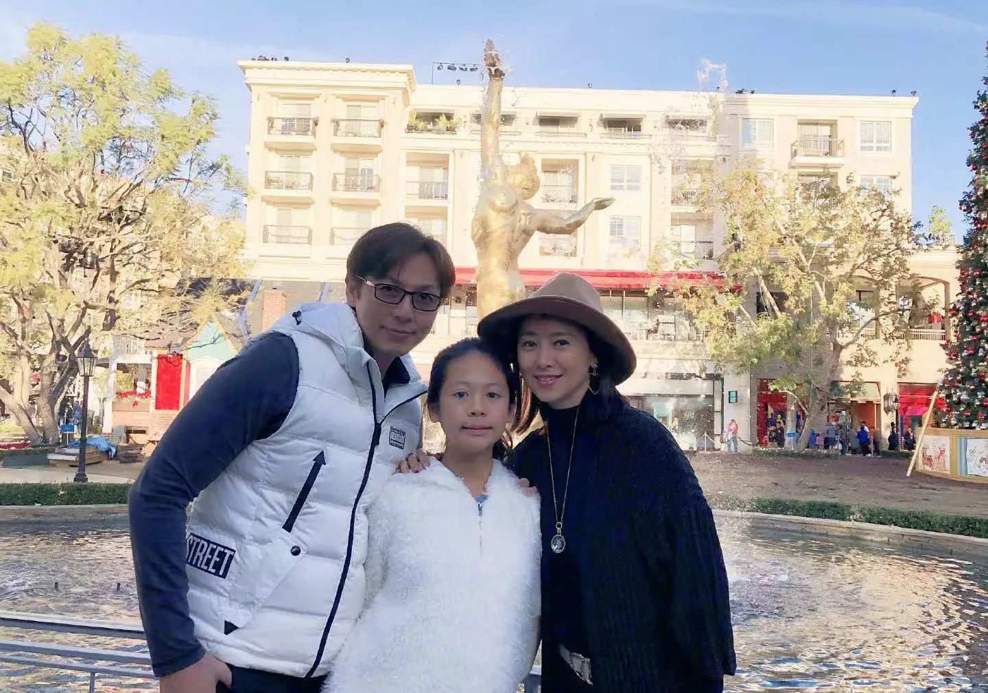 翁虹一家三口罕见同框，48岁老公嫩若小鲜肉，13女儿又是大长腿|春光灿烂猪八戒|水晶|婚姻|父母|家庭_新浪娱乐_新浪新闻