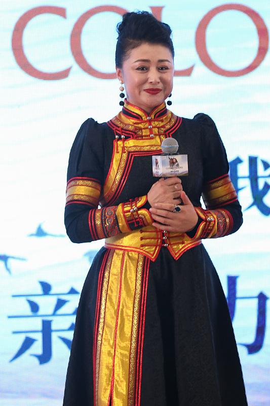 "谢大脚"于月仙穿民族服饰端庄大气 与老公同台为新电影宣传